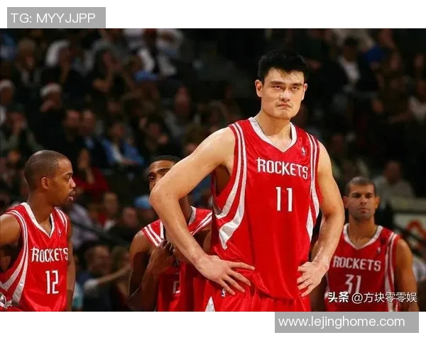 姚明在赛场上展现霸气灌篮技艺震撼全场引发球迷热烈欢呼