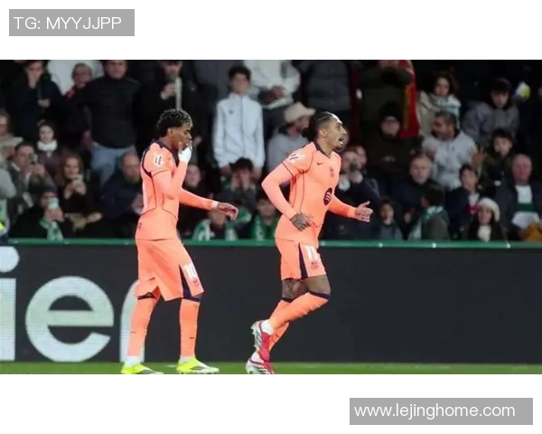 德甲焦点战巴萨与里昂互交白卷乌龙球引发全场争议判罚热议